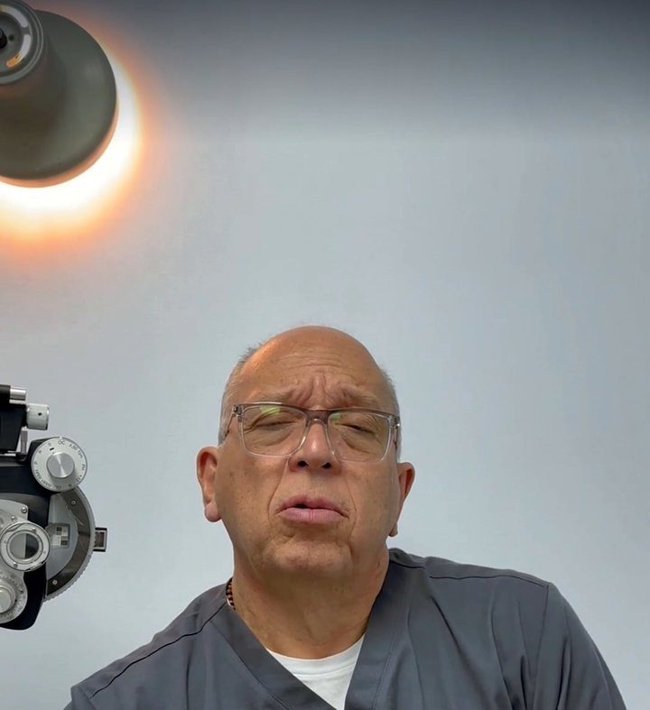 El Dr. Rafael Granadino en su consultorio de oftalmología