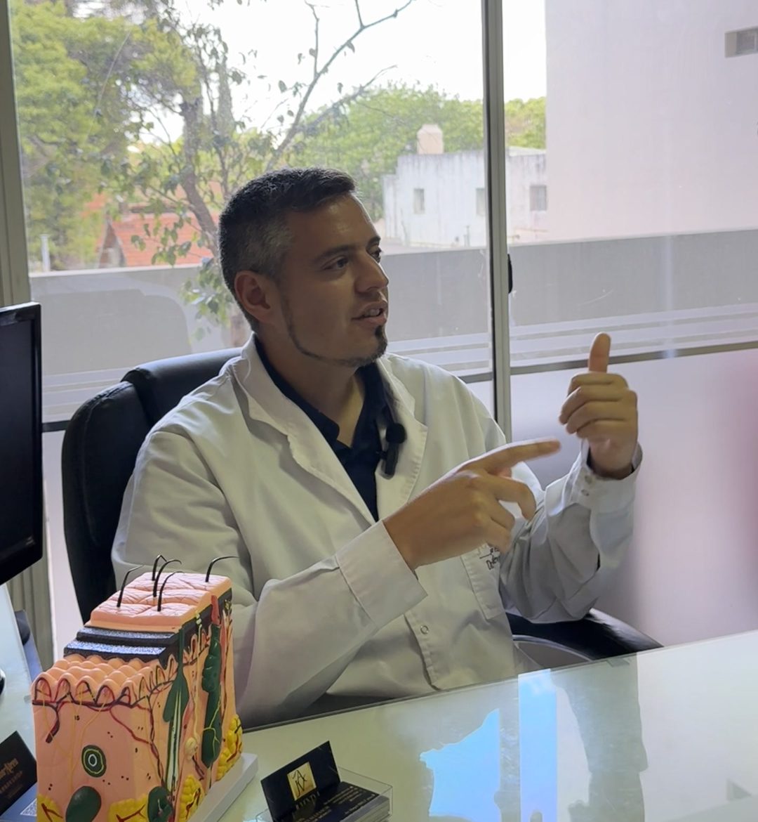 El Dr. Kevin Morvallevich en su consultorio de Juventya, en Buenos Aires